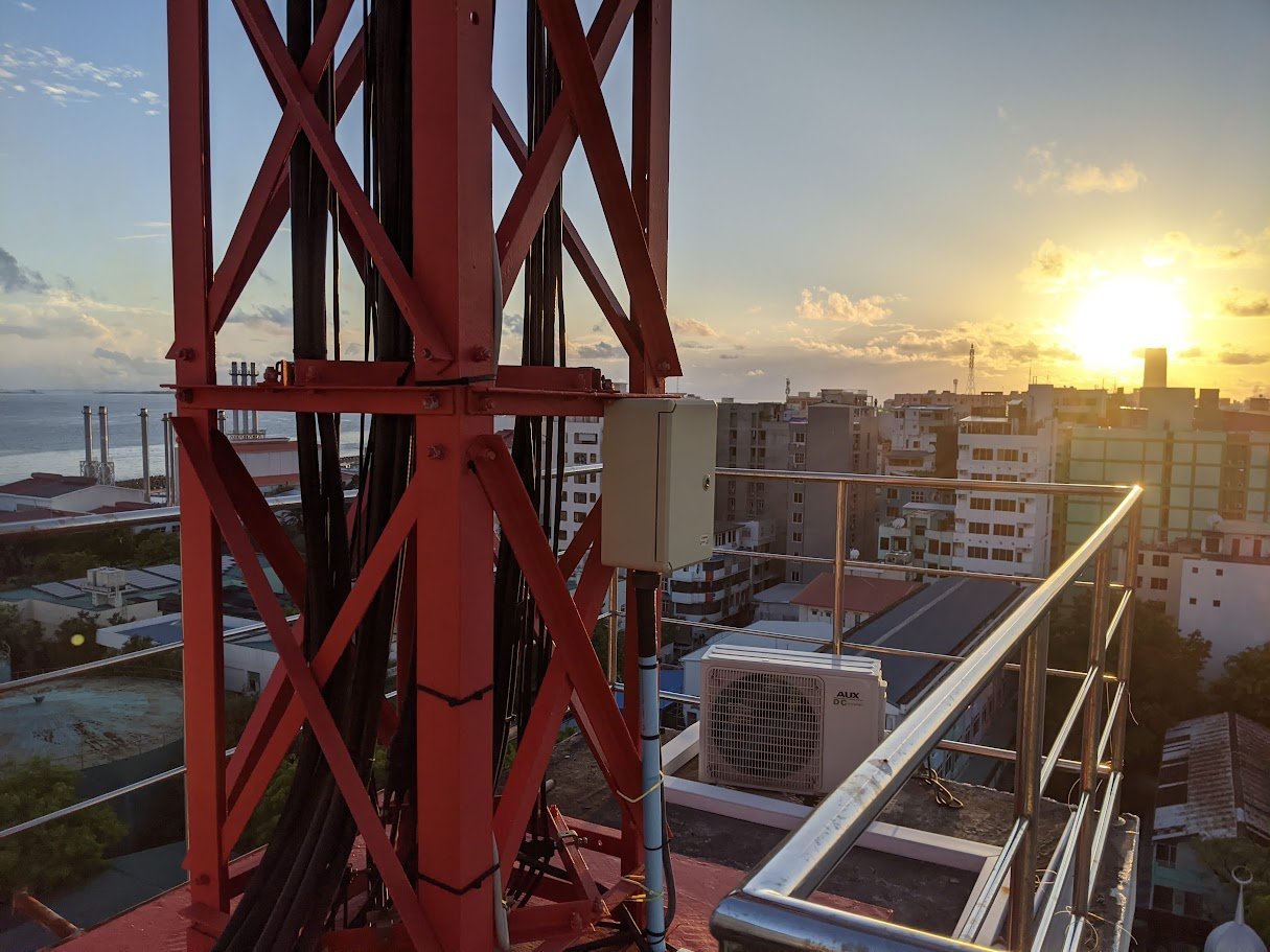 Rooftop connectivity kit on a Malé building